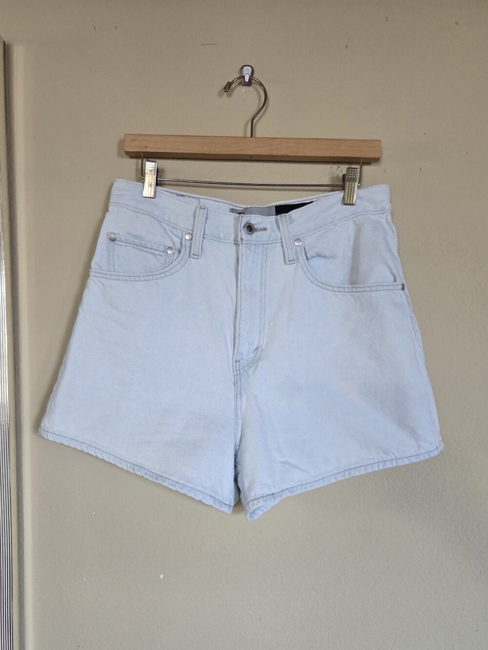 Levis SilverTab Mom Shorts Loose Fit High Waist Light Wash Classic Minimal